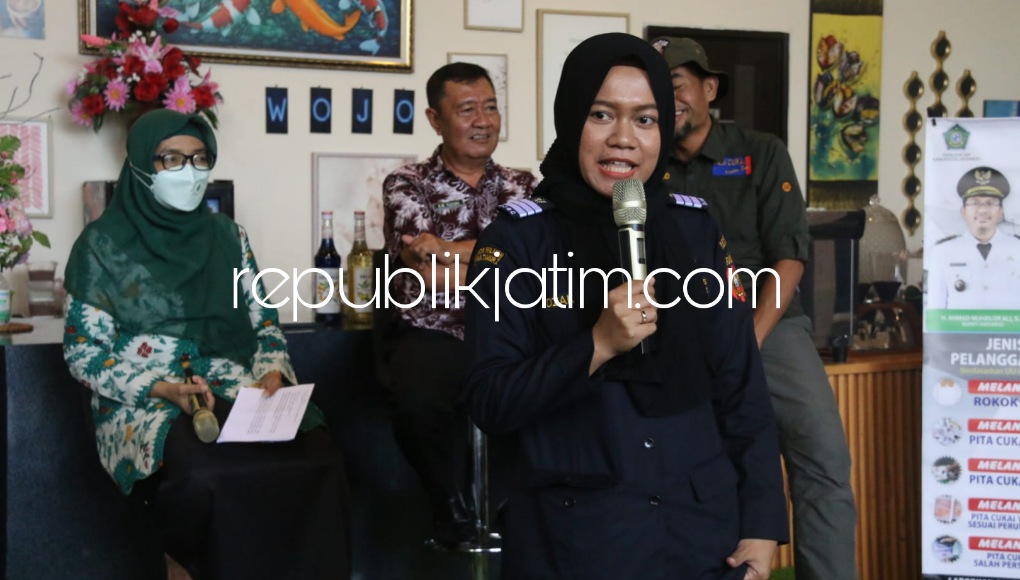 SOSIALISASI - Puluhan kru media mendapatkan sosialisasi soal penggunaan anggaran Cukai yang digagas Dinas Kominfo Pemkab Sidoarjo dan Bea Cukai Sidoarjo di Wojo Kafe JL Raya Pagerwojo, Kecamatan Buduran, Sidoarjo, Kamis (14/07/2022).