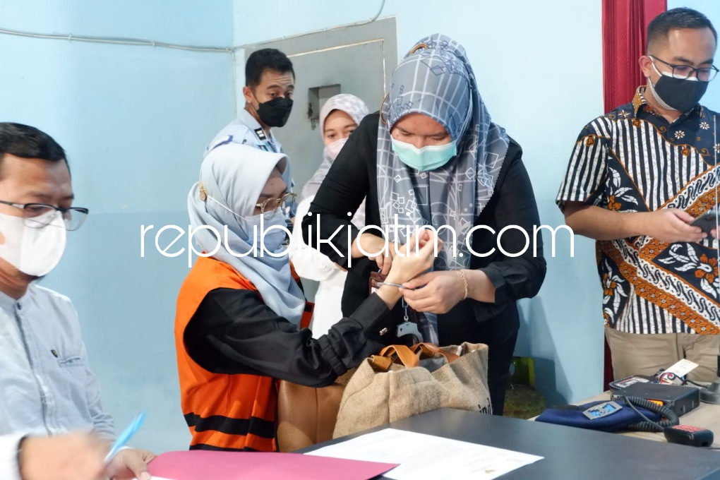 DITAHAN - Bupati Probolinggo Nonaktif, Puput Tantriana Sari (PTS) dipindahkan tahanannya ke Rutan Perempuan Surabaya yang ada di Desa Kebonagung, Kecamatan Porong, Sidoarjo diantarkan jaksa KPK, Kamis (14/07/2022).