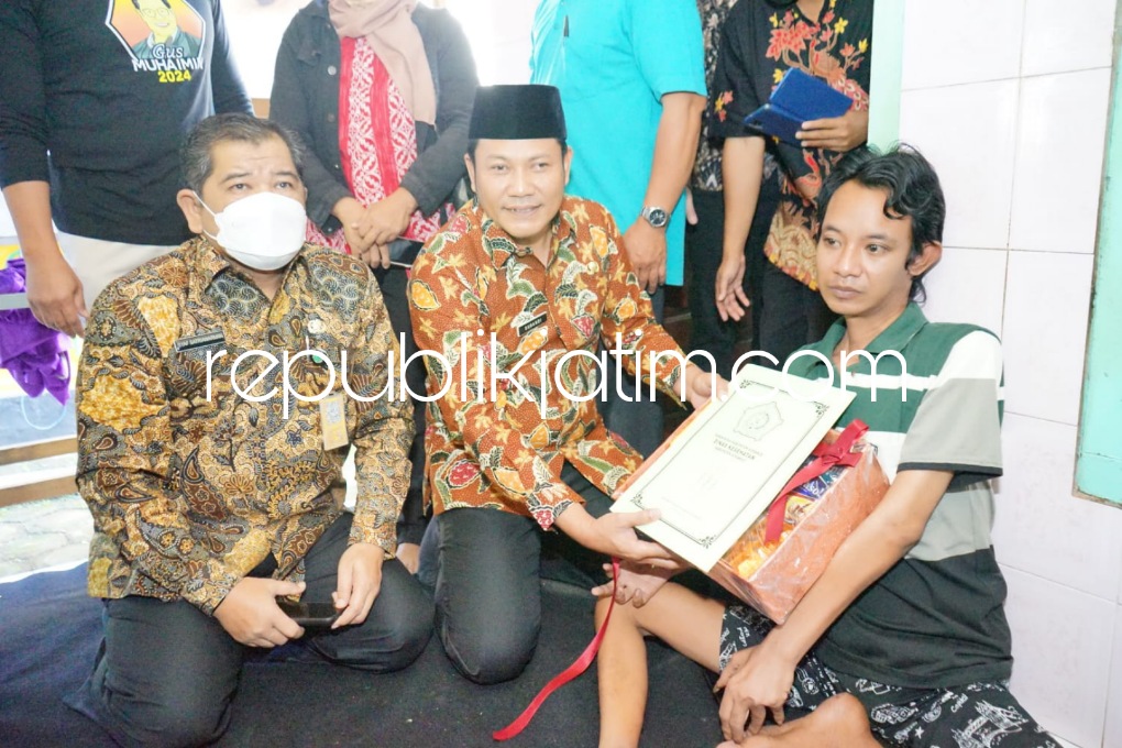 KUNJUNGAN - Wabup Sidoarjo, Subandi bersama Camat Tulangan Didik Widoyoko, Kepala Dinkes drg Syaf Satriawarman, Komisi A DPRD Dhamroni dan Kades Jiken Budiono berkunjung ke rumah penderita lumpuh di Desa Jiken, Kecamatan Tulangan, Jumat (15/07/2022).