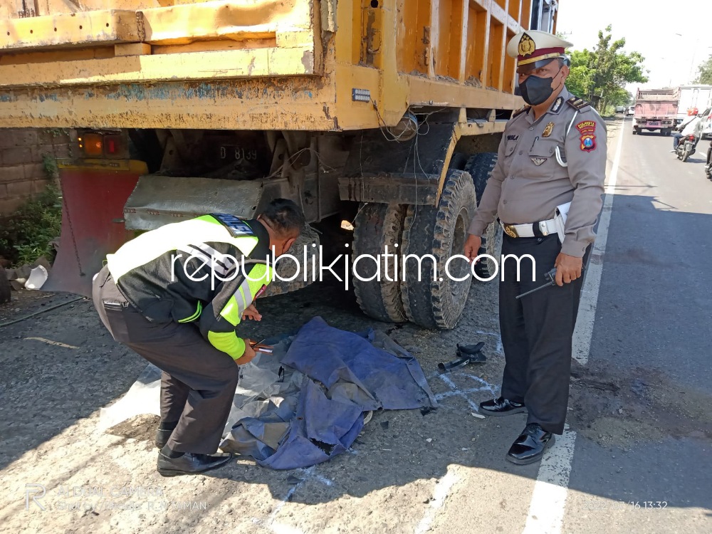 OLAH TKP - Sejumlah petugas Unit Laka, Satuan Lantas, Polresta Sidoarjo olah TKP kecelakaan pengendara motor terlindas truk di JL Raya Trosobo, Kecamatan Taman, Sidoarjo hingga menyebabkan seorang meninggal dunia dan seorang terluka, Sabtu (16/07/2022).
