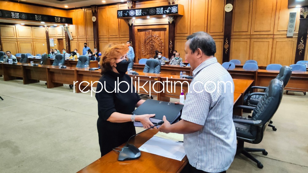 WADUL - Sejumlah anggota paguyuban korban pembelian apartemen di PT Sipoa, Desa Tambakoso, Kecamatan Waru, Sidoarjo mengadu (wadul) ke anggota dan pimpinan Komisi C DPRD Sidoarjo, Senin (18/07/2022).