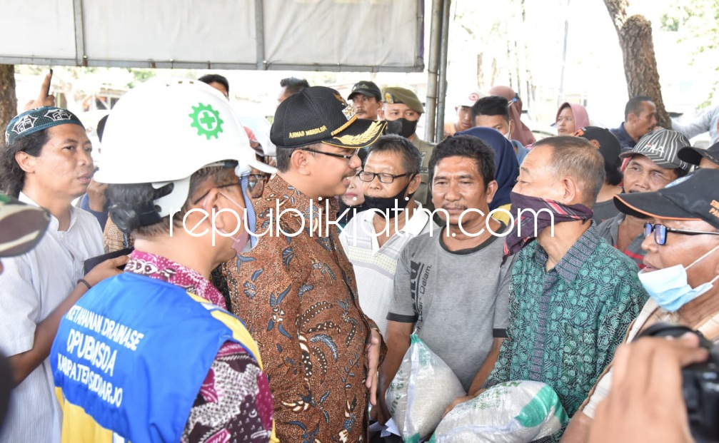 DIALOG - Bupati Sidoarjo Ahmad Muhdlor Ali (Gus Muhdlor) mengajak dialog puluhan pedagang pemilik lapak saat pembongkaran perdana bangunan di sepanjang pertigaan Bangah - Aloha, Sidoarjo, Kamis (21/07/2022). 