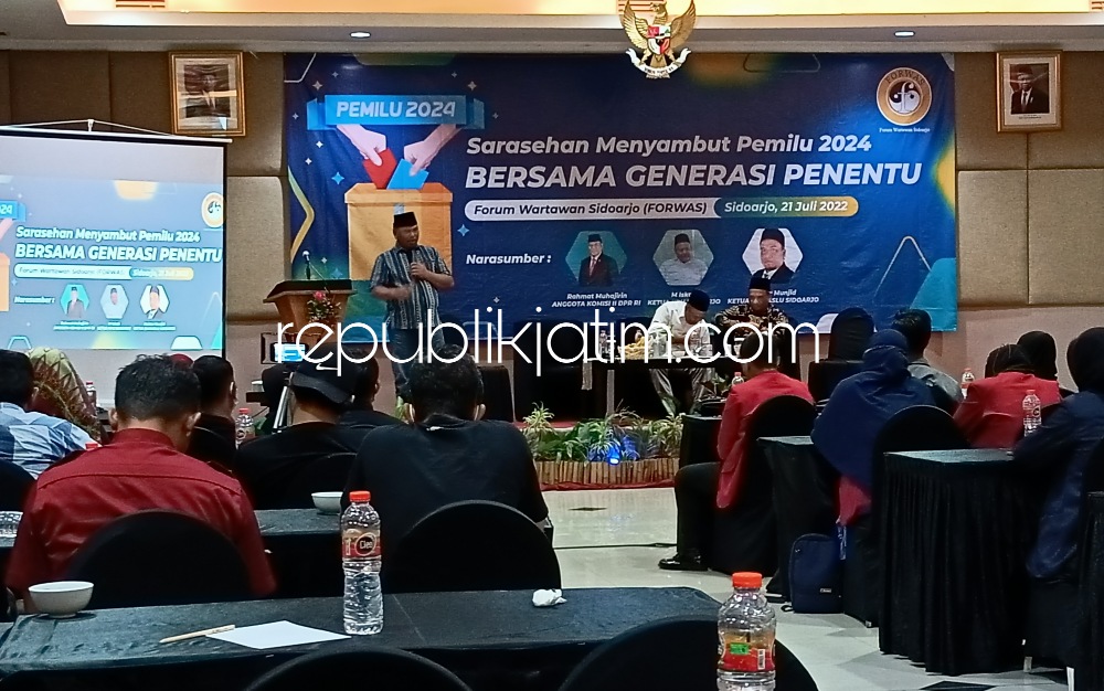 SARASEHAN - Forum Wartawan Sidoarjo (Forwas) menggelar sarasehan menyambut pemilu 2024 menghadirkan tiga narasumber di The Sun Hotel Sidoarjo bersama generasi penentu, Kamis (21/07/2022).