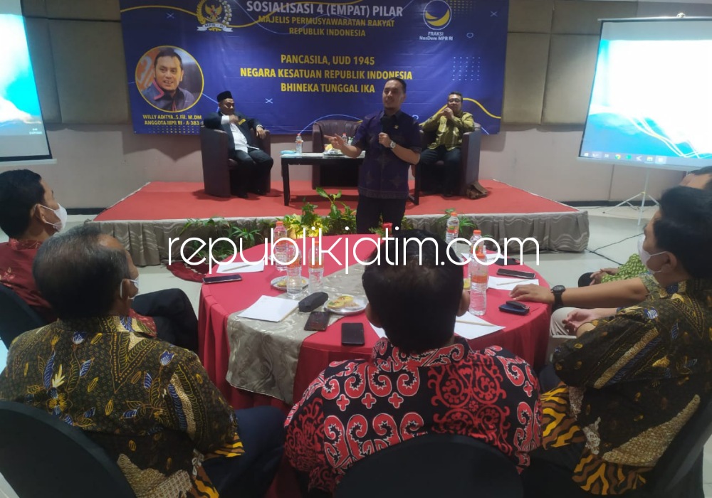 PAPARAN - Anggota Fraksi Partai Nasdem DPR RI, Willy Aditya dan Ketua FKUB Sidoarjo, M Idham Kholid memberikan paparan saat acara Sosialisasi 4 Pilar MPR RI yakni Pancasila, UUD 1945, NKRI dan Bhinneka Tunggal Ika di Sun City Hotel, Kamis (21/07/2022).