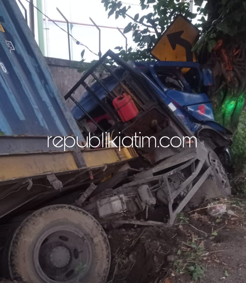 KONDISI - Sebuah truk kontainer ringsek bodi depan serta pengemudi saat rumah sakit mendapatkan perawatan, Kamis (21/07/2022).