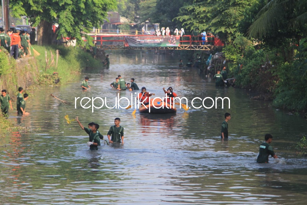 BERSIH - Sebanyak 600 siswa SMK YPM 8 Sidoarjo bersih-bersih sungai di perbatasan Desa Anggaswangi, Kecamatan Sukodono yang letaknya berdekatan dengan sekolah saat penutupan Masa Pengenalan Lingkungan Sekolah (MPLS), Sabtu (23/07/2022).