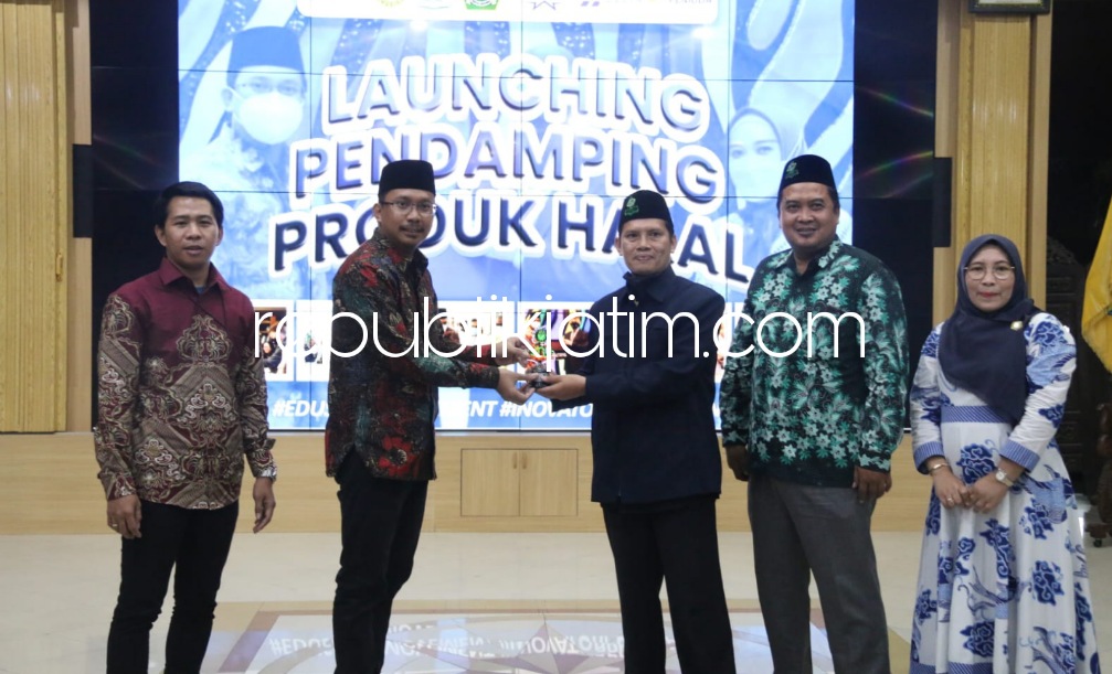 MoU - Bupati Sidoarjo Ahmad Muhdlor Ali menandatangani kerjasama (MoU) pendampingan sertifikasi halal 20.000 UMKM Naik Kelas dengan Unusida dan Lintas Songo Foundation di Pendopo Delta Wibawa, Sabtu (23/07/2022) malam.