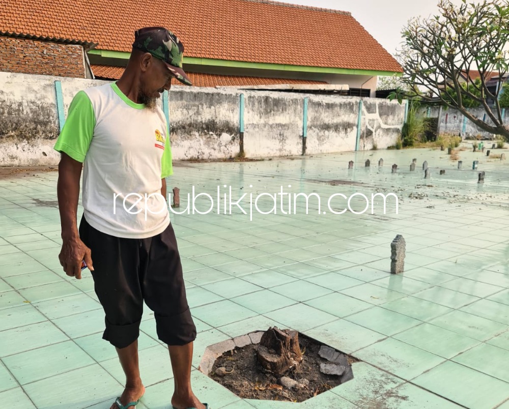 MAKAM - Keturunan ke delapan Sarip Tambakoso, Kosim menunjukkan keberadaan makam Mbok Sarip (Ibu dari Sarip) yang berada di komplek makam keluarga Kiai Mas Ubaidillah, Desa Tambaksumur, Kecamatan Waru, Sidoarjo, Minggu (24/07/2022).
