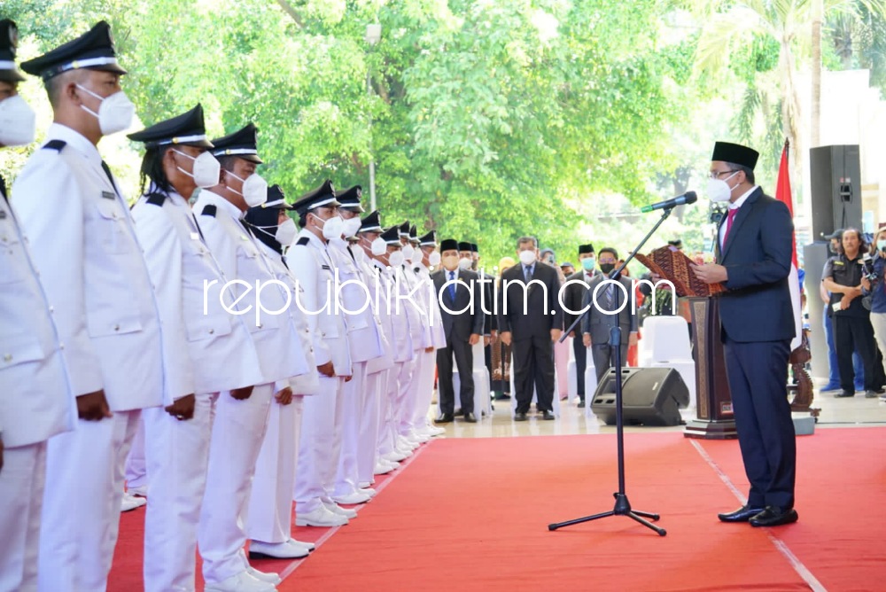 LANTIK - Bupati Sidoarjo Ahmad Muhdlor Ali melantik 83 Kades Terpilih hasil Pilkades Serentak 19 Juni 2022 kemarin di Pendopo Delta Wibawa dan meninggalkan seorang Kades Bogempinggir Terpilih yang tidak ikut dilantik, Selasa (26/07/2022).