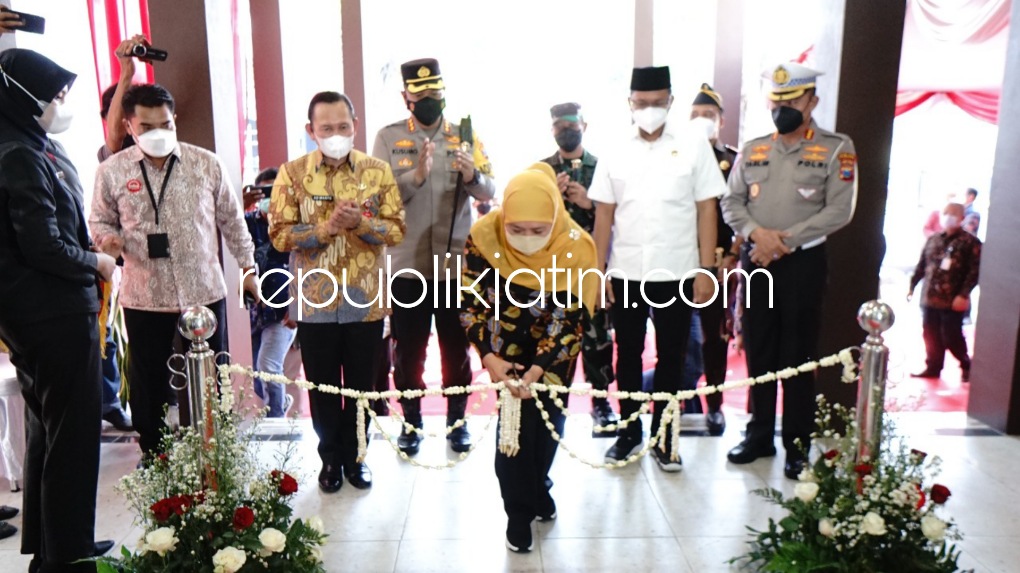 MINTA - Bupati Sidoarjo, Ahmad Muhdlor Ali minta pelajaran jalan propinsi saat menghadiri peresmian gedung baru kantor UPT Pengelolaan Pendapatan Daerah Jatim di Sidoarjo bersama Gubernur Jawa Timur Khofifah Indar Parawansa, Rabu (27/07/2022).