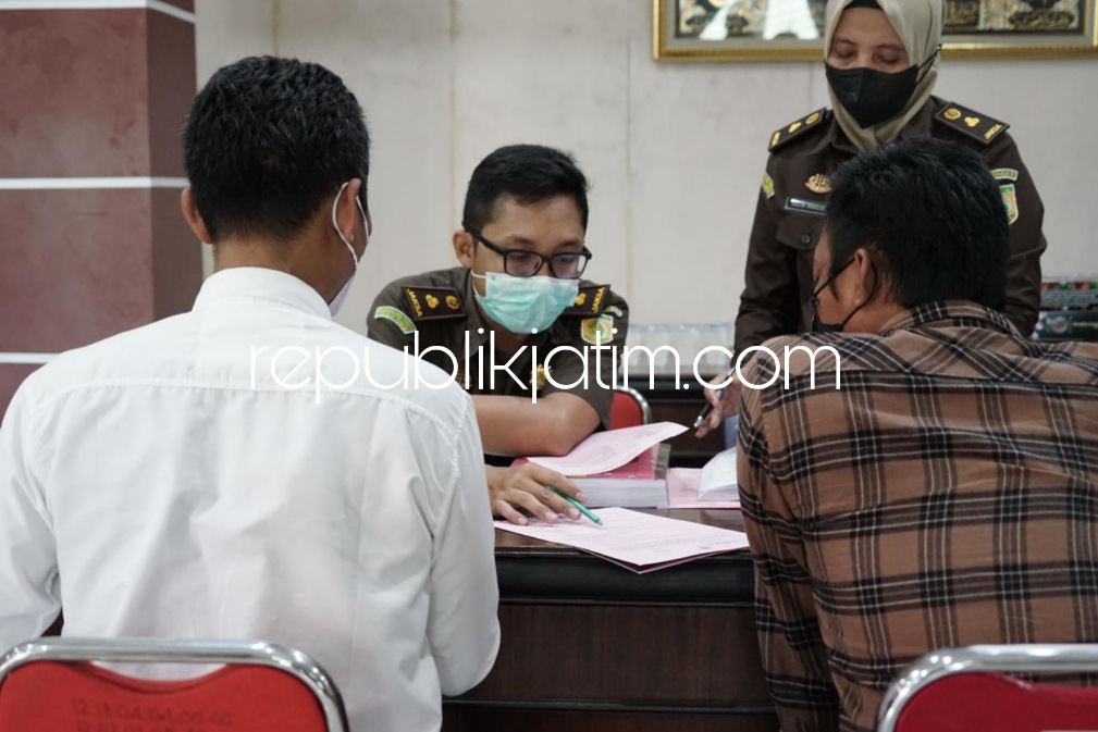 SERAHKAN - Kantor Wilayah Direktorat Jenderal Pajak (Kanwil DJP) menyerahkan dua tersangka tindak pidana pajak beserta barang bukti ke Kejaksaan Negeri (Kejari) Jombang di JL KH Wahid Hasyim Nomor 188, Jombang, Rabu (27/07/2022).
