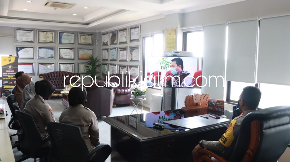 PENGUMUMAN - Kombes Pol Kusumo Wahyu Bintoro didampingi sejumlah pejabat utama (PJU) Polresta Sidoarjo mengikuti siaran virtual Pengumuman Top Inovasi Pelayanan Publik Terpuji KIPP 2022 secara virtual, Kamis (28/07/2022).