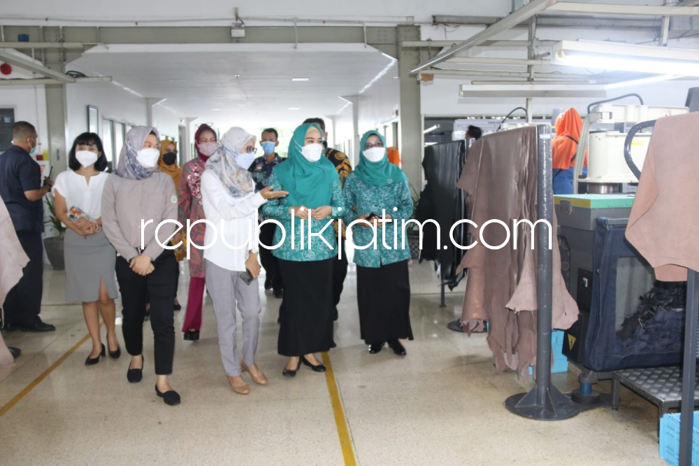 SOSIALISASI - Ketua TP PKK Kabuoaten Sidoarjo, Ny Sa'adah Ahmad Muhdlor sosialisasi Gerakan Pekerja Perempuan Sehat Produktif (GP2SP) di PT Ecco Indonesia, Kamis (27/07/2022).