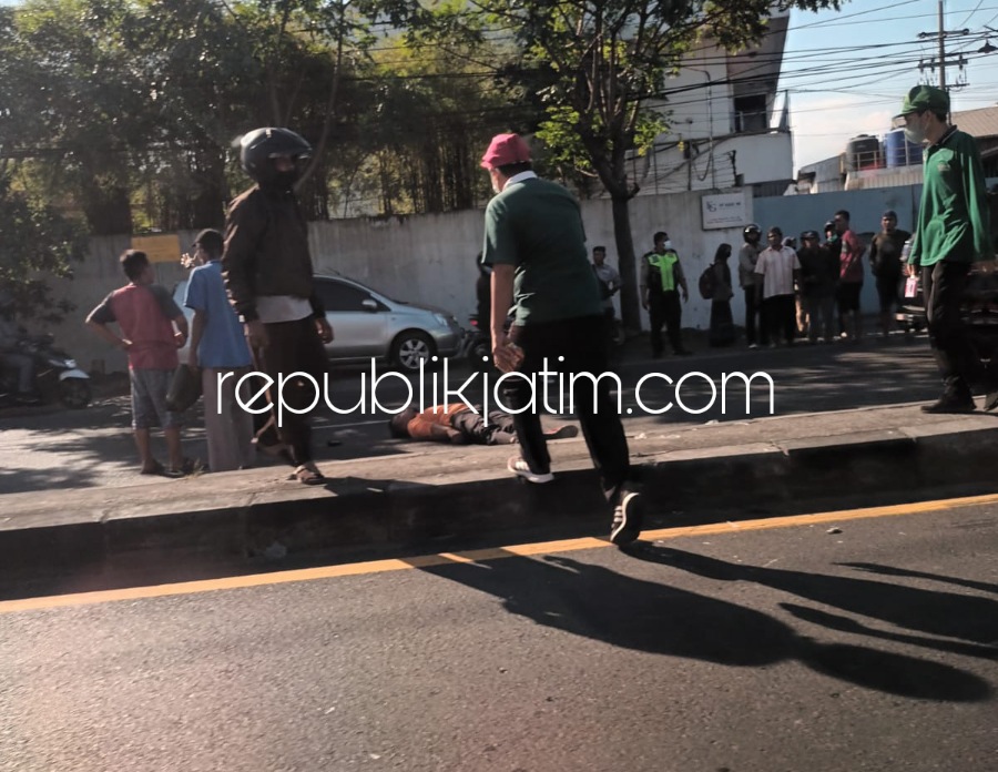 OLAH TKP - Sejumlah petugas Unit Lantas Polresta Sidoarjo saat melakukan olah TKP laka lantas motor lawan bus di JL Raya Gilang, Kecamatan Taman, Sidoarjo atau di depan PT Kapal Api, Kamis (28/07/2022).