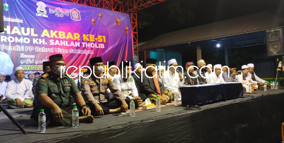 HAUL - Ribuan jamaah berziarah di makam sekaligus mengikuti prosesi Haul Akbar ke 51 Romo KH Sahlan Tholib di Halaman Ponpes Bahrul Ulum Sahlaniyah Dusun Sidorangu, Desa Watugolong, Kecamatan Krian, Sidoarjo, Rabu (27/07/2022) malam.
