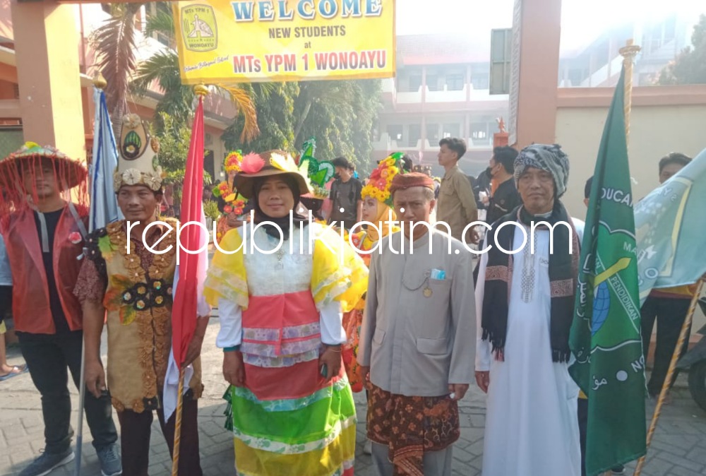 PAWAI - Guru dan siswa siswi SMK YPM 11 dan MTs 1 Wonoayu saat memimpin carnaval dan pawai budaya menyambut Tahun Baru Islam 1444 Hijriyah, Sabtu (30/07/2022).