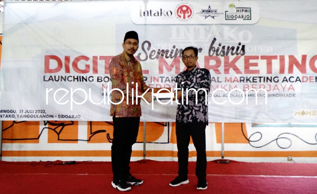 PEMBUKAAN - Bupati Sidoarjo, Ahmad Muhdlor Ali membuka Seminar Digital Marketing dan Boothcamp Intako yang digelar di aula Intako, Desa Kendensari, Kecamatan Tanggulangin, Sidoarjo, Minggu (31/07/2022). 