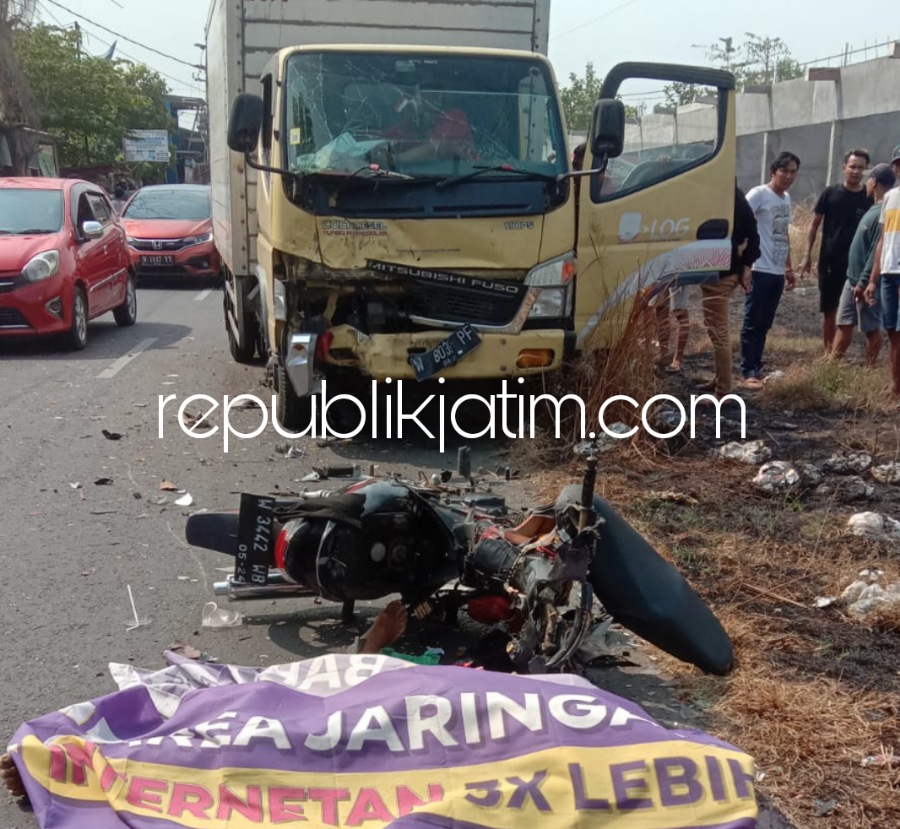 EVAKUASI - Sejumlah petugas Laka Lantas dan warga mengevakuasi korban kecelakaan di JL RayaTarik - Balongbendo, Desa Kemuning, Kecamatan Tarik, Sidoarjo, Minggu (31/07/2022). 