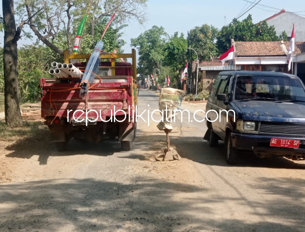 JEBOL - Warga menandai jalan jebol dengan kayu pancang di tengah JL Raya Bancar - Wringinanom, Ponorogo, Senin (01/08/2022).