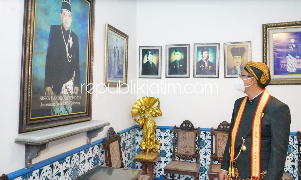 GELAR - Bupati Sidoarjo Ahmad Muhdlor menerima gelar Kanjeng Raden Aryo Tumenggung (KRAT) dari Raja Surakarta, Sampeyandalem Ingkang Sinuhun Kanjeng Susuhunan (SISKS) Paku Buwono XIII di Sasan Wilapa Kraton Surakarta Hadiningrat Solo, Jumat (29/07/2022).