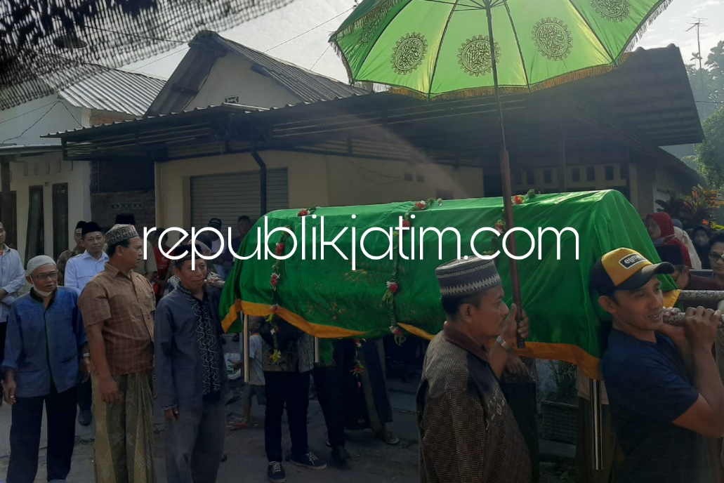 TAKZIAH - Ketua MWC NU Balongbendo KH Abdul Rohman dan handa taulan saat prosesi pemberangkatan jenazah almarhum Risul Aini di rumah duka, Senin (01/08/2022).