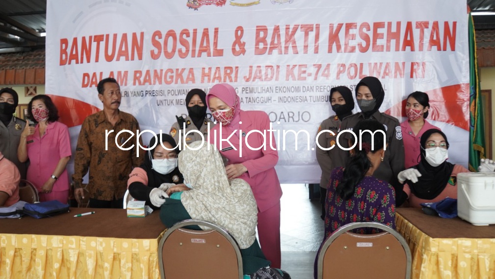 BAKSOS - Polisi Wanita (Polwan) Polresta Sidoarjo dan polsek jajaran blusukan ke kawasan pesisir Desa Tambak Cemandi, Kecamatan Sedati, Sidoarjo untuk menggelar baksos HUT Polwan ke 74, Selasa (02/08/2022).
