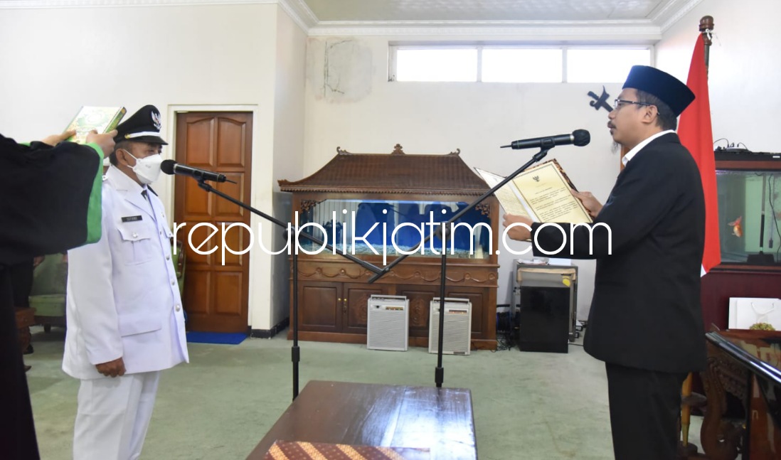LANTIK - Bupati Sidoarjo, Ahmad Muhdlor Ali (Gus Muhdlor) melantik Kades Terpilih Bogempinggir, Kecamatan Balongbendo, Sidoarjo Sutikno di ruang kerja Bupati Sidoarjo di Pemkab Sidoarjo, Rabu (03/08/2022).