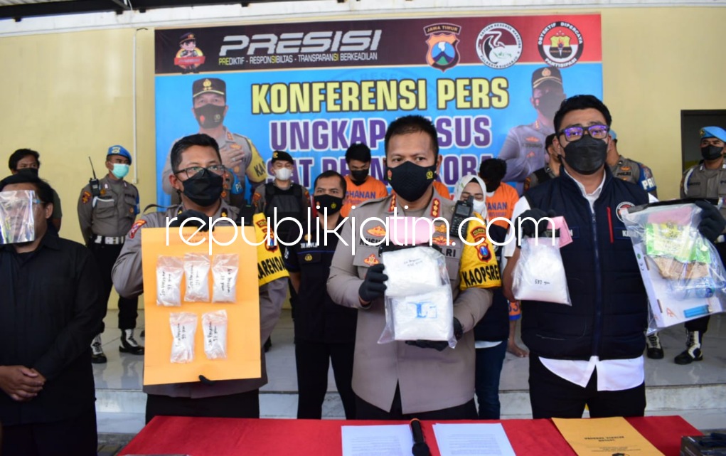 PENGEDAR - Tiga orang pengedar sabu-sabu jaringan Bali, berhasil diamankan Satuan Resnarkoba Polresta Sidoarjo beserta barang buktinya, Rabu (03/08/2022). 