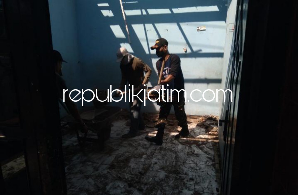 KORBAN - Kondisi korban janda Sumiati saat di rumah sakit dan atap rumahnya yang jebol menimpa korban, Rabu (03/08/2022).