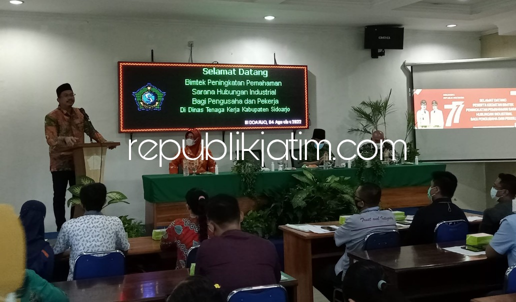 BIMTEK - Bupati Sidoarjo, Ahmad Muhdlor membuka Bimbingan Teknis (Bimtek) Peningkatan Pemahaman Hubungan Industrial Bagi Pengusaha dan Pekerja yang diikuti 45 pekerja dan perusahaan di Aula Kantor Disnaker Pemkab Sidoarjo, Kamis (04/08/2022).