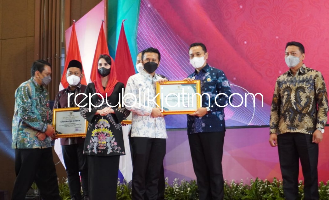 KADO - Gubernur Jatim memberi penghargaan Pemkab Sidoarjo atas kinerja pencapaian Imunisasi Rutin Lengkap (IRL) periode Januari - Mei Tahun 2022 yang diserahkan Wagub Jatim Emil E Dardak Pj Sekda Andjar Surjadianto di Hotel Mercure, Selasa (02/08/2022).