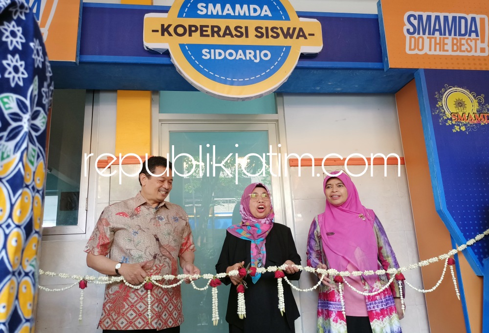 RESMIKAN - Ketua Majelis Dikdasmen PWM Jatim Arbaiyah Yusuf, Deputi Bidang Koordinasi Revolusi Mental, Pemajuan Kebudayaan, dan Prestasi Olahraga Didik Suhardi dan Kepala Smamda Sidoarjo Wigatiningsih meresmikan Koperasi Siswa Smamda, Jumat (05/08/2022).
