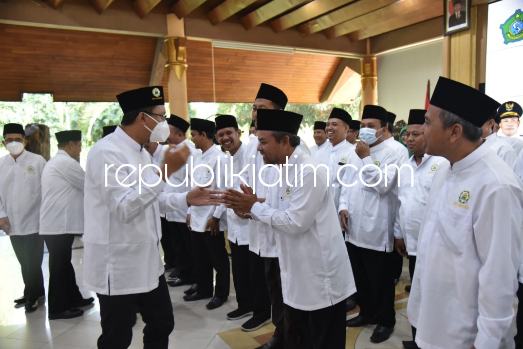 PELANTIKAN - Pengurus Pimpinan Daerah Dewan Masjid Indonesia (PD DMI) Kabupaten Sidoarjo masa bakti 2021-2026 resmi dilantik Pimpinan Wilayah DMI Provinsi Jawa Timur disaksikan Bupati Sidoarjo Ahmad Muhdlor di Pendopo Delta Wibawa, Sabtu (06/08/2022).