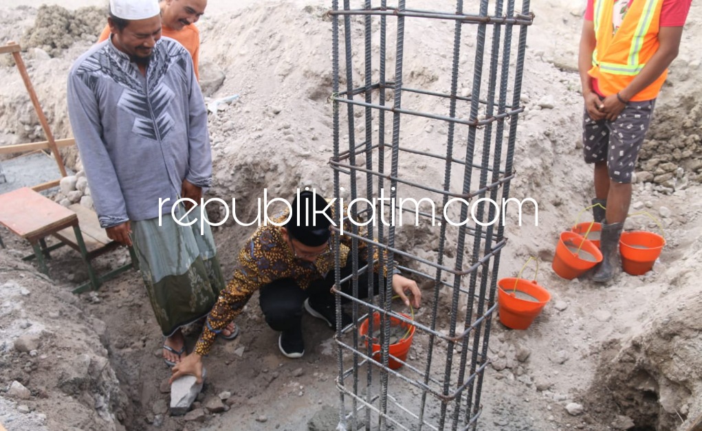 BATU PERTAMA - Bupati Sidoarjo, Ahmad Muhdlor Ali (Gus Muhdlor) menandai Pembangunan Gedung Serbaguna Desa Banjarbendo, Kecamatan Sidoarjo dengan peletakan batu pertama di samping Balai Desa Banjarbendo, Minggu (07/08/2022). 