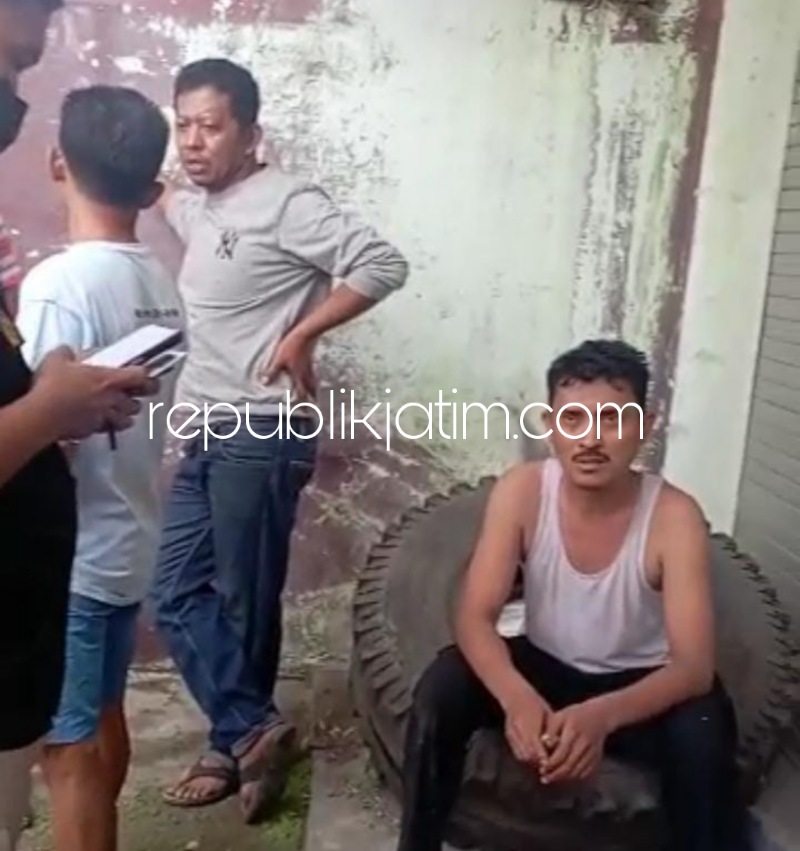 PELAKU - Pelaku pencurian motor Zaenuri warga Dusun Krajan, Desa Wadung, Kecamatan Jenu, Kabupaten Tuban saat diamankan warga Desa Bakungtemenggungan, Kecamatan Balongbendo, Sidoarjo, Senin (08/08/2022).