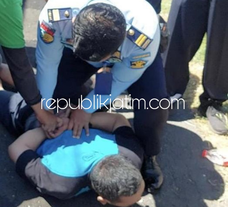 TANGKAP - Petugas Lapas Pemuda Madiun, Lukman dan Zafero menangkap tersangka penyelundupan sabu-sabu Barta Bima Rachmawan di samping Lapas Madiun, Senin (08/08/2022).