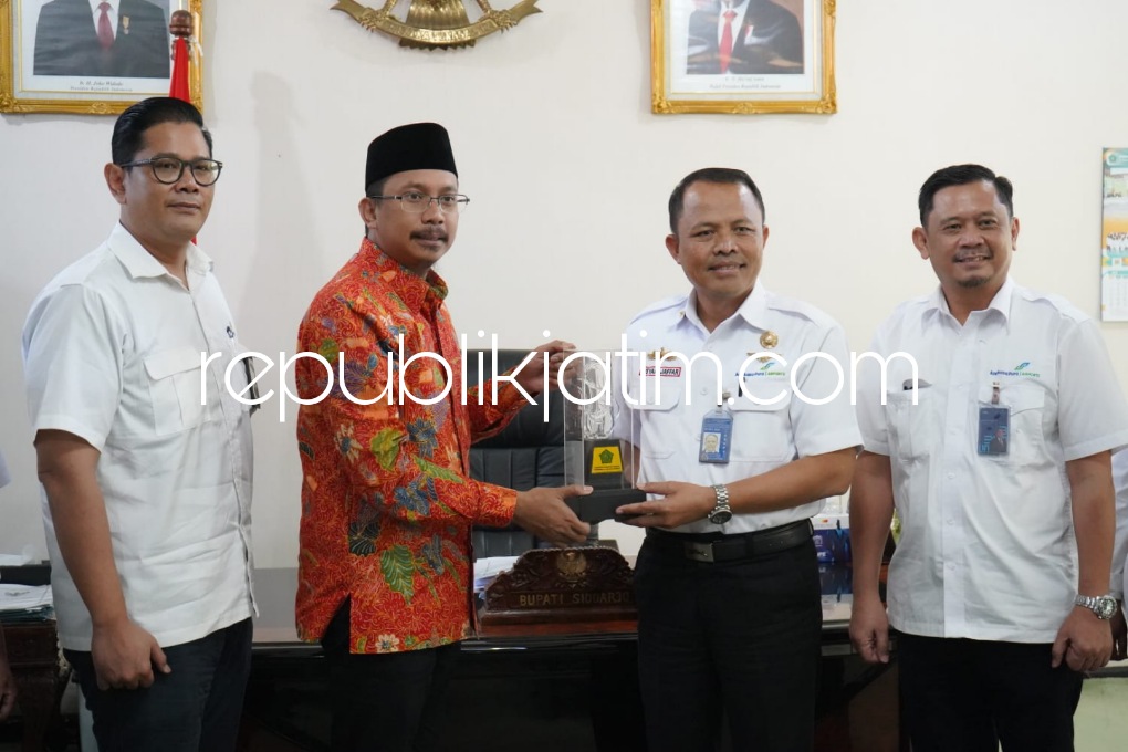 KUNJUNGAN - Bupati Sidoarjo Ahmad Muhdlor Ali menerima kunjungan General Manager Bandara Internasional Juanda, Sisyani Jaffar bersama para stafnya di ruang kerja Bupati Sidoarjo, Selasa (09/08/2022).