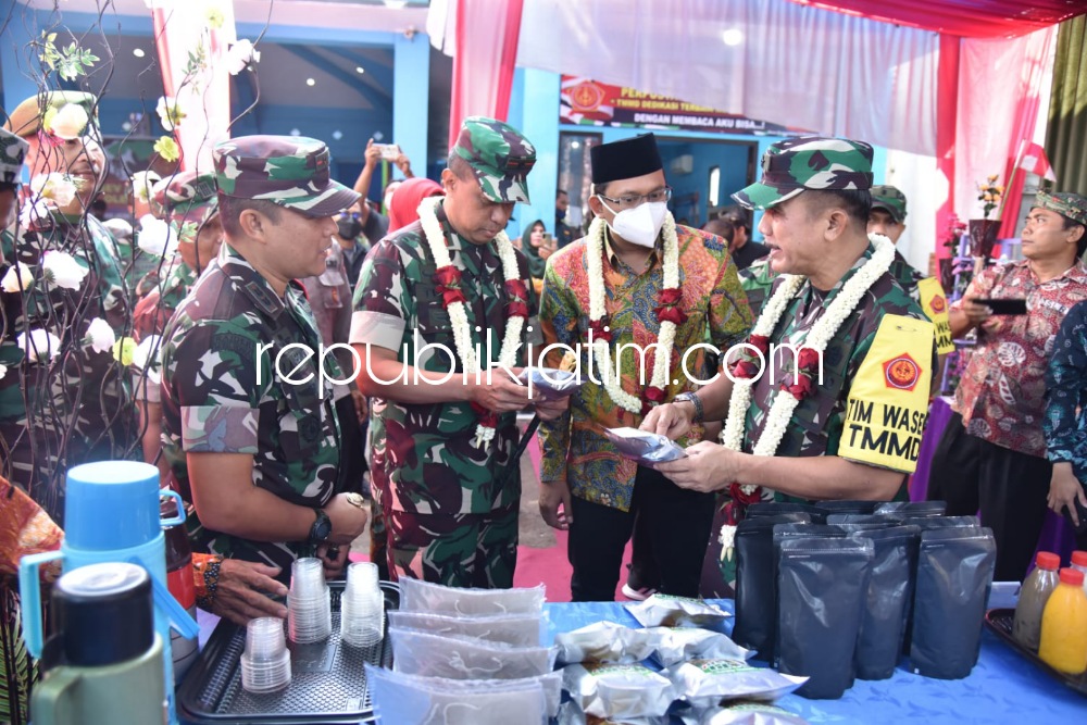 KUNJUNGAN - Saat kunjungan ke lokasi TMMD Mayjen TNI Dedi Solihin didampingi Bupati Sidoarjo Ahmad Muhdlor Ali didaulat meresmikan Perpustakaan Desa Rejeni, Kecamatan Krembung dan pavingisasi halaman SD Negeri Rejeni, Kamis (11/08/2022).