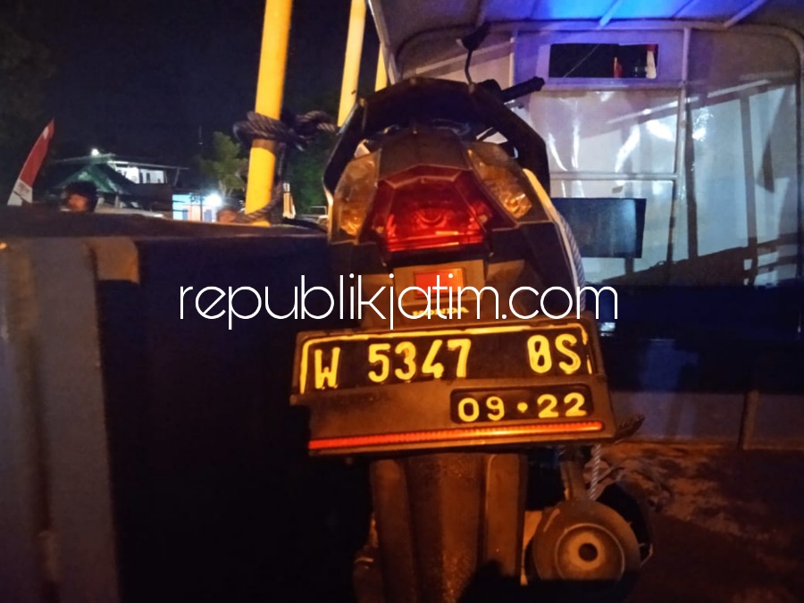 BUKTI - Barang bukti sepeda motor korban kecelakaan, Marinda Fitria Rohmana (20) mahasiswi asal Desa Sidorejo, Kecamatan Krian, Sidoarjo di JL Raya Surabaya - Mojokerto, Desa Ponokawan, Kecamatan Krian, Sidoarjo, Jumat (12/08/2022) malam.