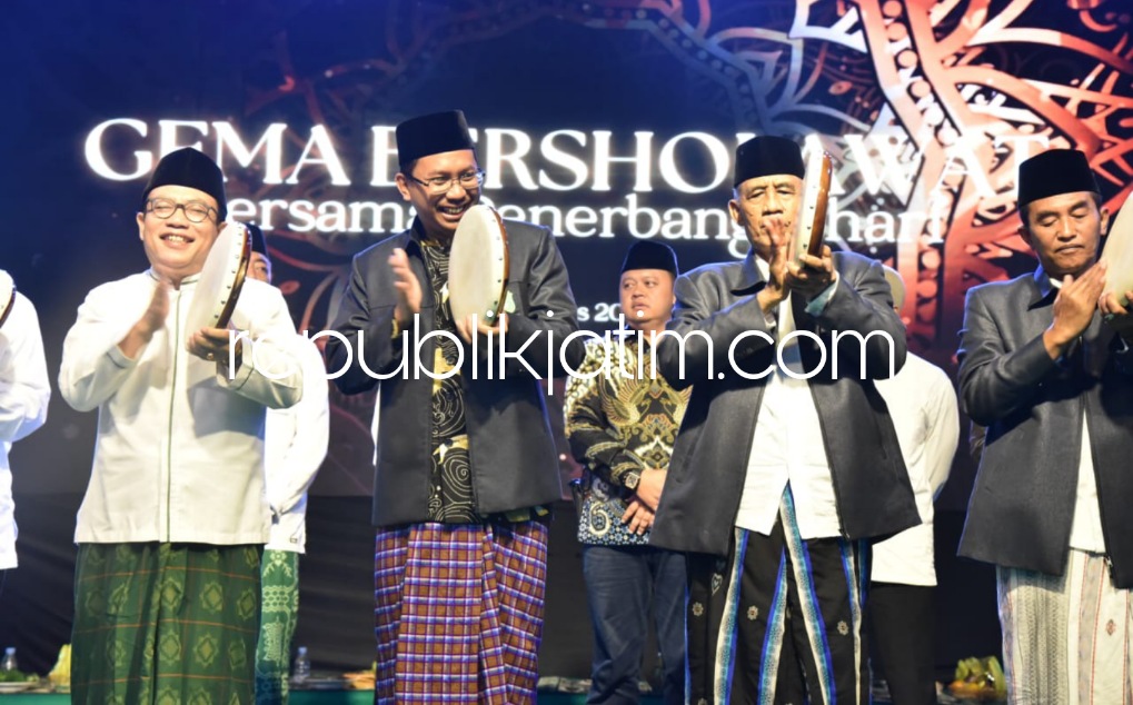 ISHARI - Bupati Sidoarjo Ahmad Muhdlor Ali menghadiri acara Gema Bershalawat bersama lima ribuan penerbang Ikatan Seni Hadrah Indonesia (Ishari) yang memadati lapangan parkir Timur GOR Sidoarjo, Sabtu (13/08/2022) malam.
