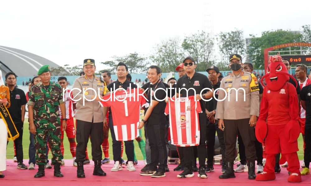 LAUNCHING - Bupati Sidoarjo, Ahmad Muhdlor Ali dan Kapolresta Sidoarjo Kombes Pol Kusumo Wahyu Bintoro mengikuti Launching Jersey dan Skuad Tim Deltras yang berlaga di liga 2 di Stadion Gelora Delta Sidoarjo, Minggu (14/08/2022) sore. 