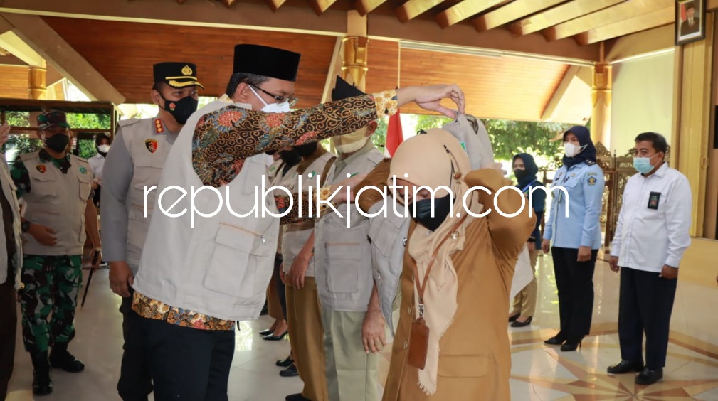 KUKUHKAN - Bupati Sidoarjo Ahmad Muhdlor Ali dan Kapolresta Sidoarjo Kombes Pol Kusumo Wahyu Bintoro mengukuhkan Satgas Perlindungan Perempuan dan Anak di Pendopo Delta Wibawa, Senin (15/08/2022).