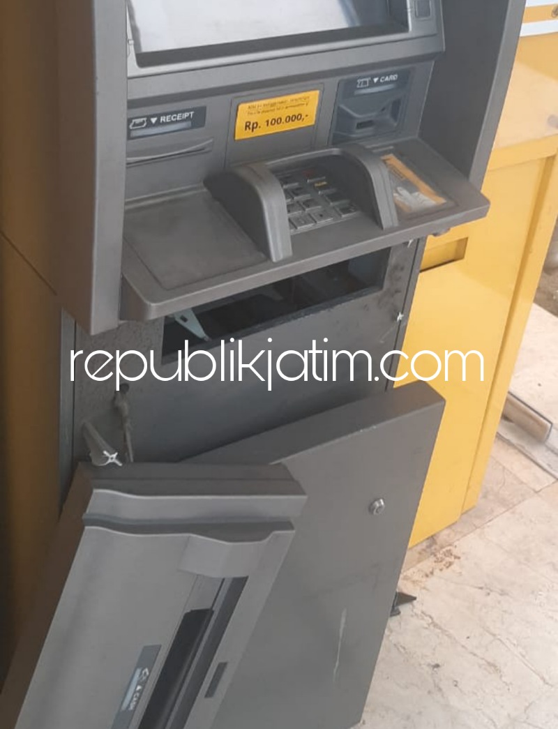 RUSAK - Upaya pembobolan mesin Anjungan Tunai Mandiri (ATM) kembali terjadi kali ini membobol mesin ATM Maybank yang berada di JL Gajah Mada Nomor 14-16, Sidokumpul, Kecamatan Sidoarjo kemarin.