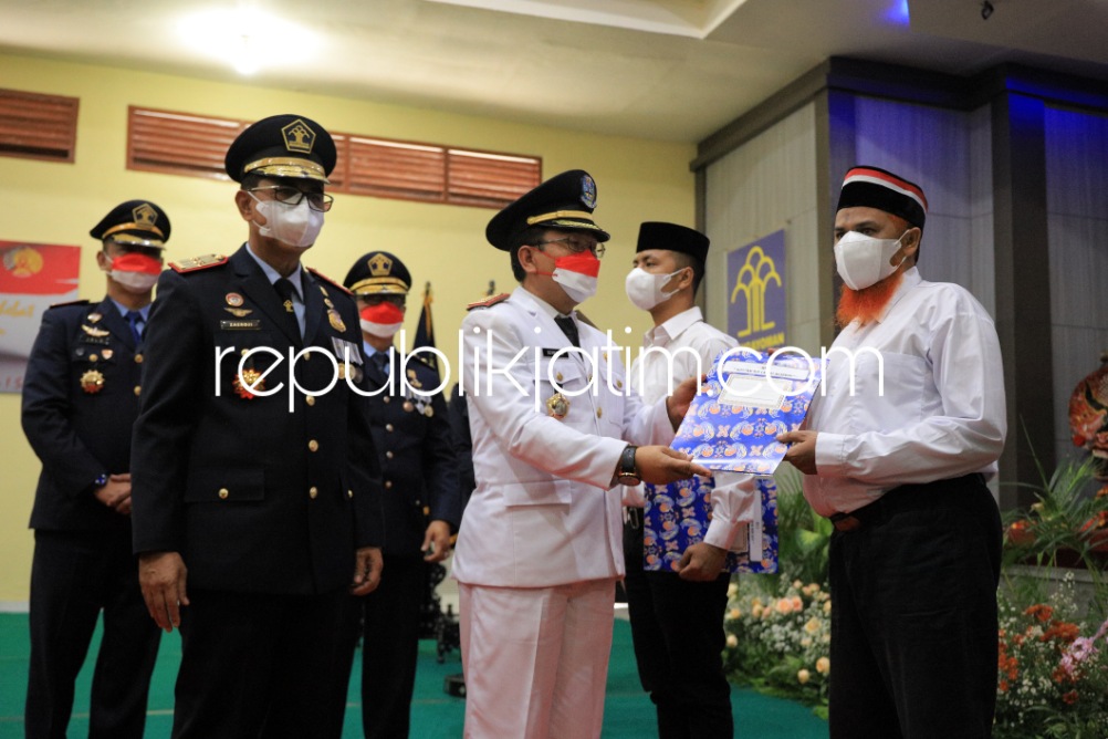 REMISI - Pemberian remisi umum secara simbolis itu digelar di Aula MD Arifin dipimpin langsung Kakanwil Kemenkumham Jatim Zaeroji bersama Asisten I Sekdaprov Jatim Benny Sampirwanto, Rabu (17/08/2022).