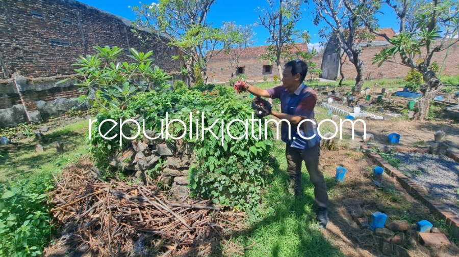DITEMUKAN - Budayawan Sidoarjo, M Wildan menemukan makam Sarip Tambakoso di Tempat Pemakaman Umum (TPU) Kwadengan, Kelurahan Lemahputro, Kecamatan/Kabupaten Sidoarjo, Kamis (18/08/2022).