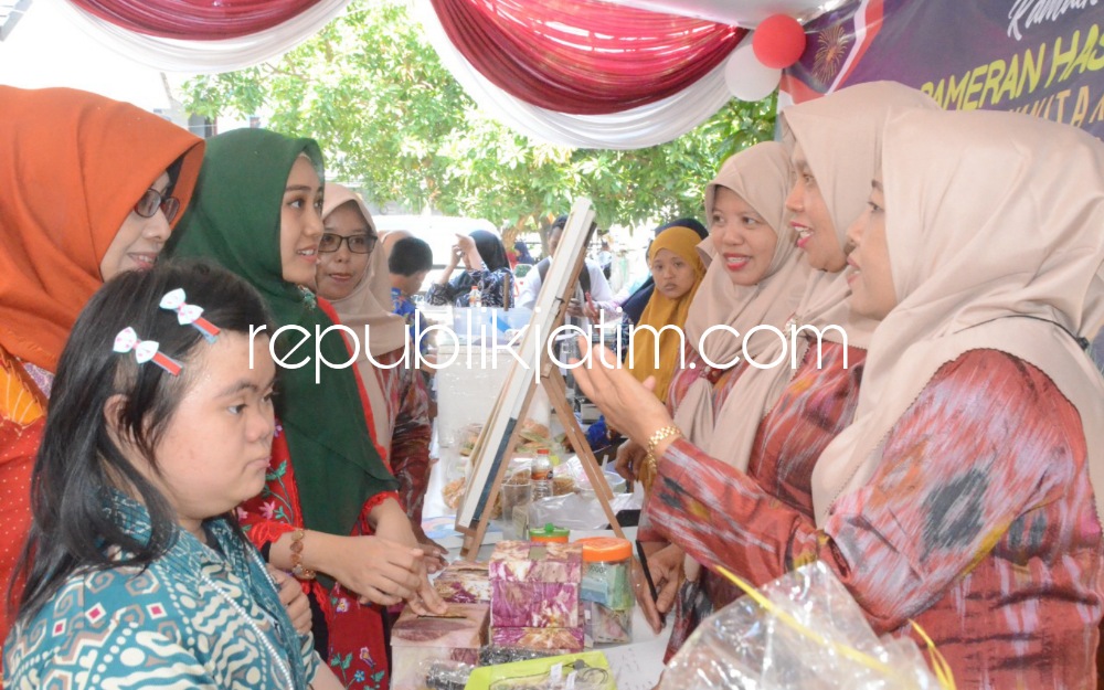 KUNJUNGAN - Penasehat DWP Kabupaten Sidoarjo, Ny Sa'adah Ahmad Muhdlor berkunjung ke SLB Dharma Wanita Sidoarjo di JL Pahlawan Kelurahan Sidokumpul, Kecamatan Sidoarjo memeriahkan HUT ke 40 dan memperingati Hari Kemerdekaan RI ke 77, Kamis (18/08/2022).