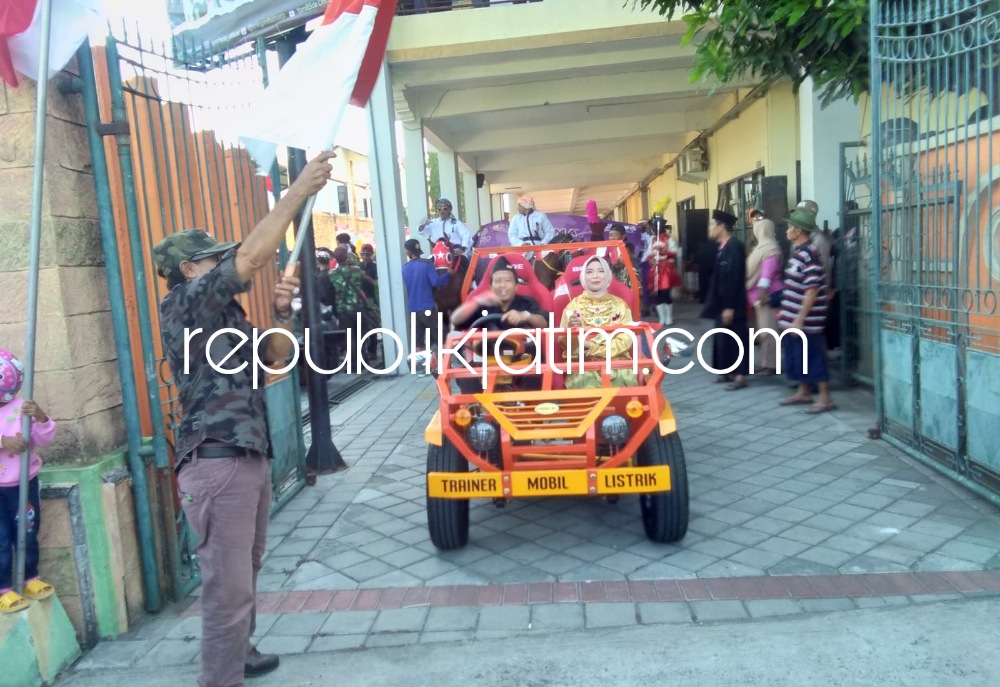 KARNAVAL - Ribuan siswa SMK YPM 8 Sidoarjo memeriahkan HUT Kemerdekaan RI ke 77 dengan menggelar fashion show mengenakan busana adat dari 34 propinsi dan dilanjutkan karnaval keliling Desa Sarirogo, Kecamatan Sidoarjo, Jumat (19/08/2022).