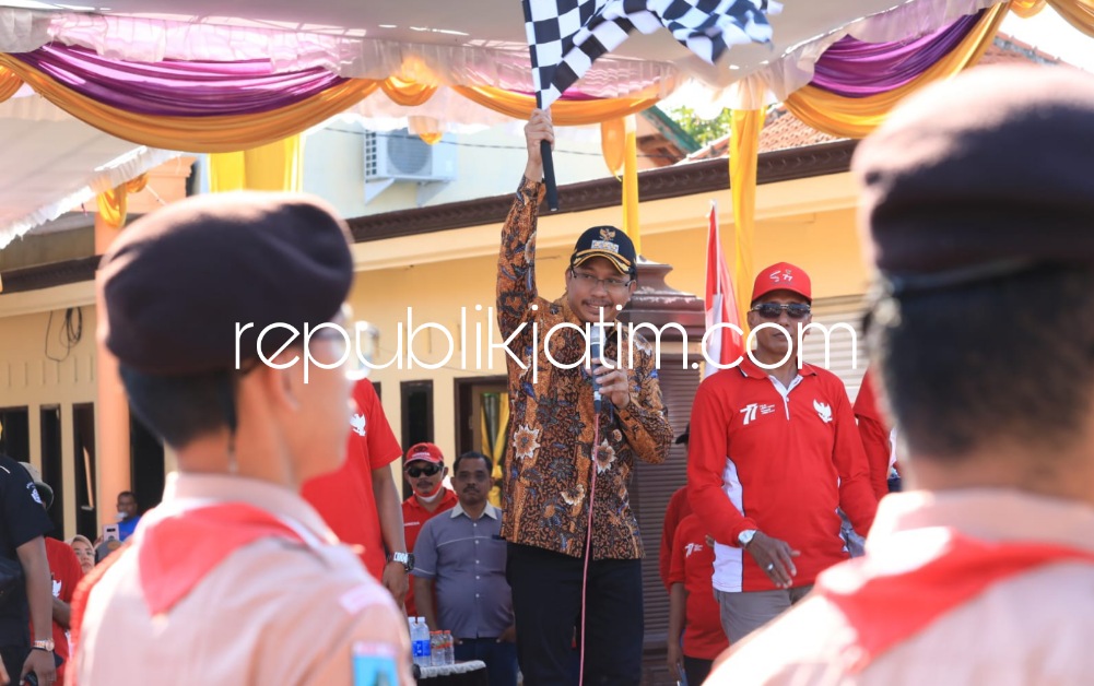 GERAK JALAN - Bupati Sidoarjo, Ahmad Muhdlor Ali memberangkatkan Fun Run dan Gerak Jalan Pelajar se Kecamatan Taman dalam menyemarakkan peringatan HUT Kemerdekaan ke 77 RI, Sabtu (20/08/2022) sore.