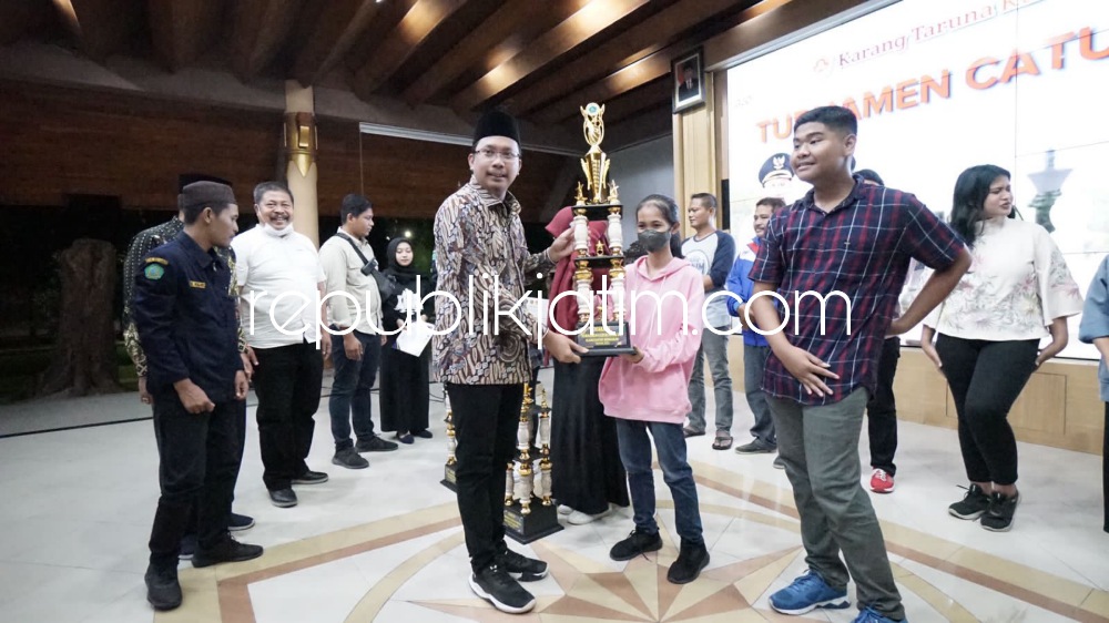 TROPI - Bupati Sidoarjo Ahmad Muhdlor Ali menyerahkan Tropi (piala) para juara Catur di Pendopo Delta Wibawa, Minggu (21/08/2022) malam. 