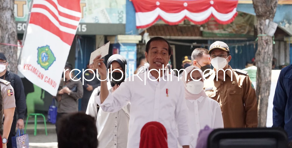 KUNJUNGAN - Presiden RI Joko Widodo (Jokowi) didampingi Ibu Negara Iriana Joko Widodo mengunjungi Pasar Larangan, Kecamatan Candi, Sidoarjo untuk membagikan Bantuan Sosial (Bansos), Senin (22/08/2022).